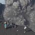 Video | Spectaculaire dronevideo toont toeristen op kraterrand tijdens vulkaanuitbarsting