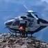 Video | Helikopter doet balanceeract op smalle bergkam bij reddingsactie