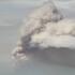 Video | Luchtbeelden tonen hoe rook van bosbrand door wolkendek komt in VS