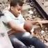 Video | Vader drukt zich plat en redt zoon terwijl trein over hen heen rijdt