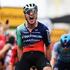 Olav Kooij sprint met overmacht naar zijn eerste ritzege in Tour de France