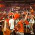 Video | Oranjefans gaan helemaal uit hun dak na eerste goal Brobbey in Tubbergen
