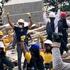 Video | Reddingswerkers geven teken van stilte tijdens zoekactie in Colombia