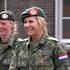 Video | Marcherende Máxima krijgt baret na afronden deel van reservistenopleiding